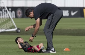 Carille brinca com criança durante treino preparatório para jogo contra o Flamengo