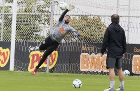 Goleiro Filipe no treino deste domingo no CT Joaquim Grava