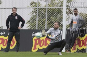 Goleiro Walter durante o treino de hoje no CT Joaquim Grava