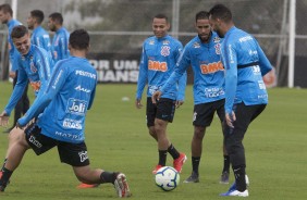 Jogadores do Corinthians durante treino neste domingo, no CT Joaquim Grava