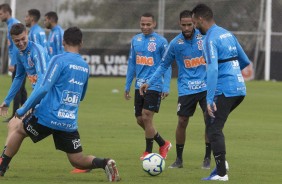 Jogadores do Corinthians durante treino neste domingo, no CT Joaquim Grava
