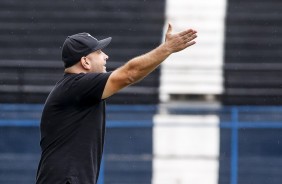 Treinador do Sub -, Carlos Leiria, durante jogo contra o Audax