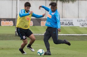Bruno Méndez e Matheus Jesus durante treino que prepara o time para jogo contra o Cruzeiro
