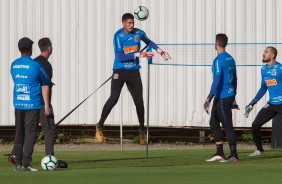 Goleiros do Corinthians fazem aquecimento no treino desta tera