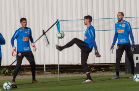 Goleiros do Corinthians fazem aquecimento no treino desta tera