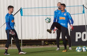 Goleiros do Corinthians fazem aquecimento no treino desta tera