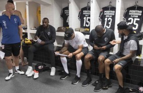 Jogadores do Corinthians no vestiário antes do jogo contra o Santos, pelo Campeonato Brasileiro
