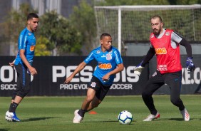 Jogadores do Corinthians treinam nesta segunda-feira