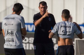 Técnico Fábio Carille a beira de campo no treino desta terça