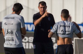 Tcnico Fbio Carille a beira de campo no treino desta tera