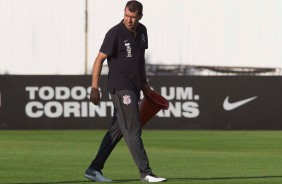 Técnico Fábio Carille a beira de campo no treino desta terça
