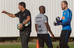 Tcnico Fbio Carille a beira de campo no treino desta tera