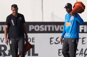 Técnico Fábio Carille a beira de campo no treino desta terça