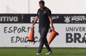 Técnico Fábio Carille a beira de campo no treino desta terça