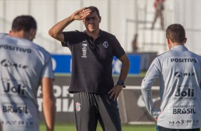 Técnico Fábio Carille a beira de campo no treino desta terça