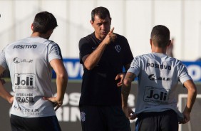 Tcnico Fbio Carille a beira de campo no treino desta tera