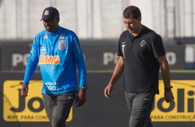 Técnico Fábio Carille a beira de campo no treino desta terça