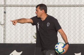 Técnico Fábio Carille a beira de campo no treino desta terça