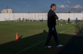 Tcnico Fbio Carille a beira de campo no treino desta tera