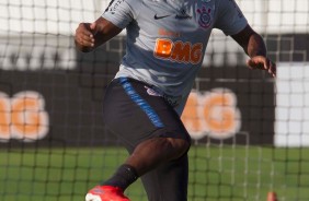 Vagner Love no treino desta tera