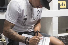 Volante Ralf no vestiário antes do jogo contra o Santos, pelo Campeonato Brasileiro