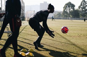 Equipe feminina do Corinthians realiza treinamento