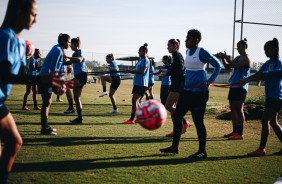 Equipe feminina do Corinthians realiza treinamento