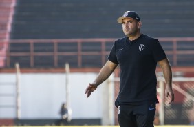 Treinador do Corinthians Sub-15 durante empate contra a Portuguesa
