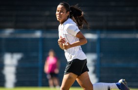 Victria comemora seu gol contra o Juventus, pelo Paulista Feminino