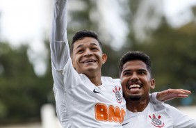 Adson e Rael comemoram gol contra o gua Santa, pelo Paulista Sub-20