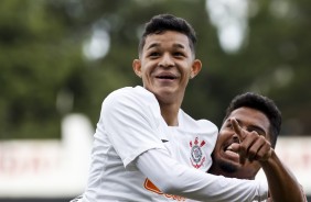 Adson e Rael comemorando gol contra o Água Santa