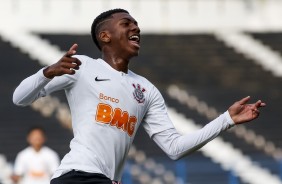 Corinthians comemora gol contra a Juventus, pelo Paulista Sub-15