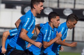 Jogadores do Corinthians treinam no CT Joaquim Grava