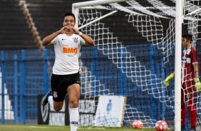 Sandoval comemora seu gol contra o gua Santa