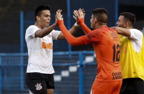Sandoval e goleiro Diego comemorando vitória contra o Água Santa