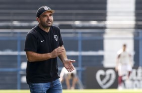 Tcnico do Sub-15 durante vitria contra o Juventus