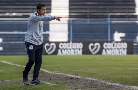 Tcnico do Sub-17 durante vitria do Corinthians sobre o Juventus