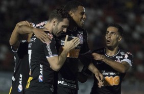 Boselli, Gustavo e Sornoza comemoram o gol do argentino contra o Botafogo-SP