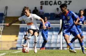 Jogadores do Corinthians durante empate contra o São Caetano, pelo Sub-17