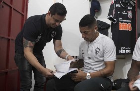 Ralf recebe instrues no vestirio antes de Botafogo-SP e Corinthians