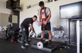 Bruno Mndez na academia do CT Joaquim Grava durante treino em dois perodos