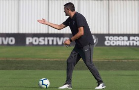 Cuca auxilia no treino de hoje no CT Joaquim Grava