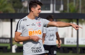 Danilo Avelar durante treino de dois perodos no CT Joaquim Grava