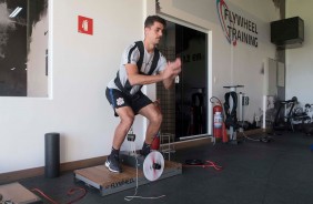 Danilo Avelar na academia do CT Joaquim Grava durante treino em dois perodos