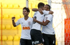 Jogadores do Corinthians sub-23 comemorando gol contra o Taubaté, pela Copa Paulista