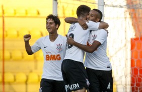 Jogadores do Corinthians sub-23 comemorando gol contra o Taubat, pela Copa Paulista