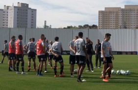 Jogadores no treino durante dois perodos no CT Joaquim Grava