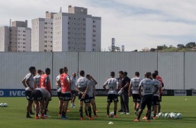 Jogadores reunidos durante treino do Corinthians no CT Joaquim Grava