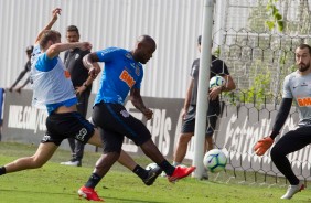 Love chuta contra o gol de Walter no treino desta terça-feira no CT
