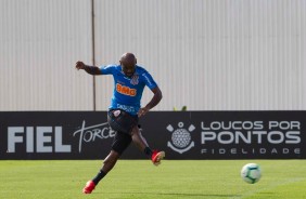 Love durante treinamento desta terça-feira no CT